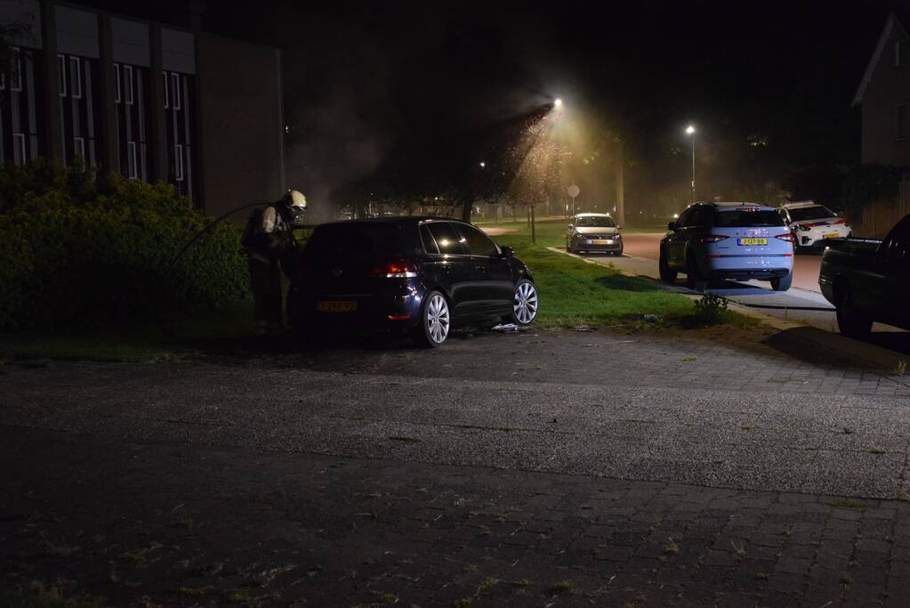Auto en kliko in brand gestoken
