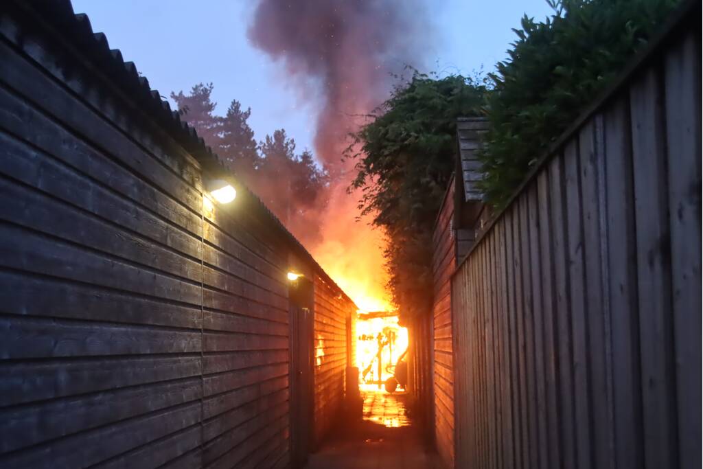 Drie schuren door brand verwoest