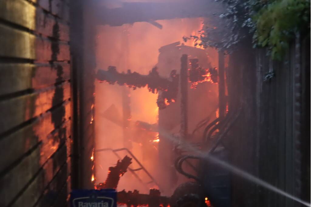 Drie schuren door brand verwoest