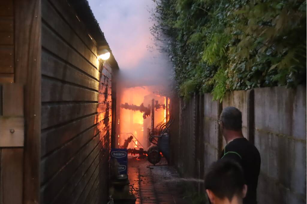 Drie schuren door brand verwoest