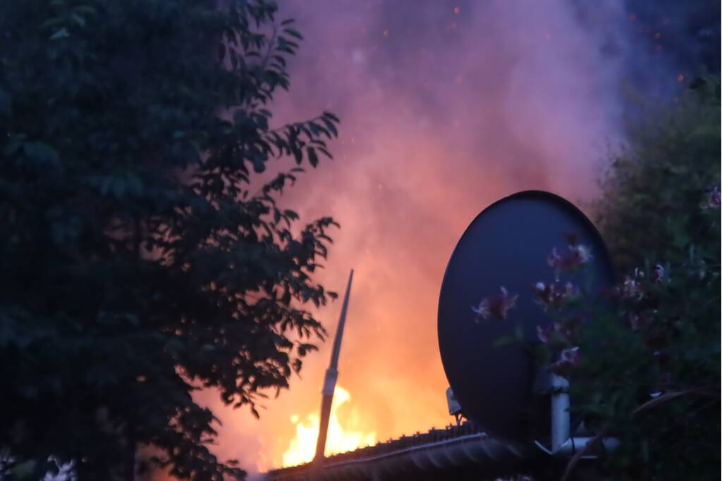 Drie schuren door brand verwoest