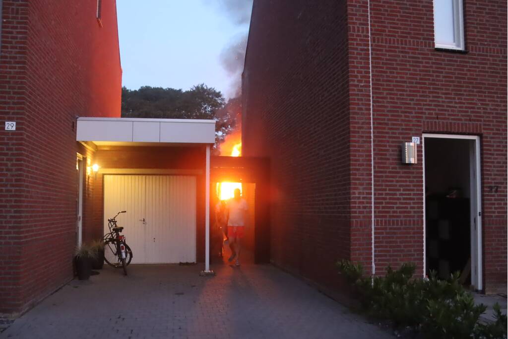 Drie schuren door brand verwoest
