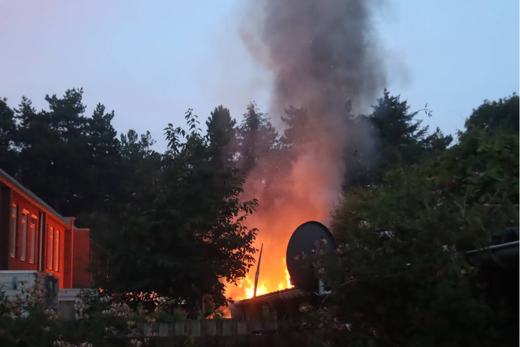 Drie schuren door brand verwoest