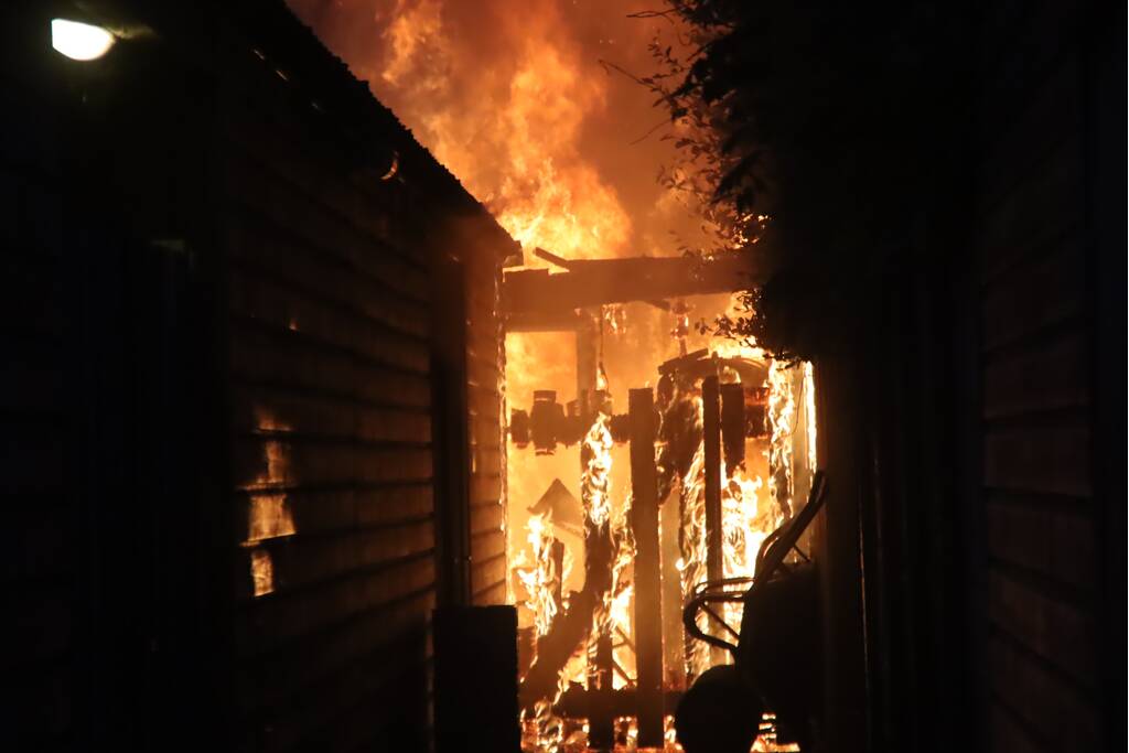 Drie schuren door brand verwoest