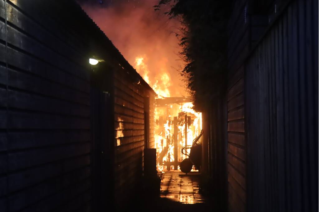 Drie schuren door brand verwoest