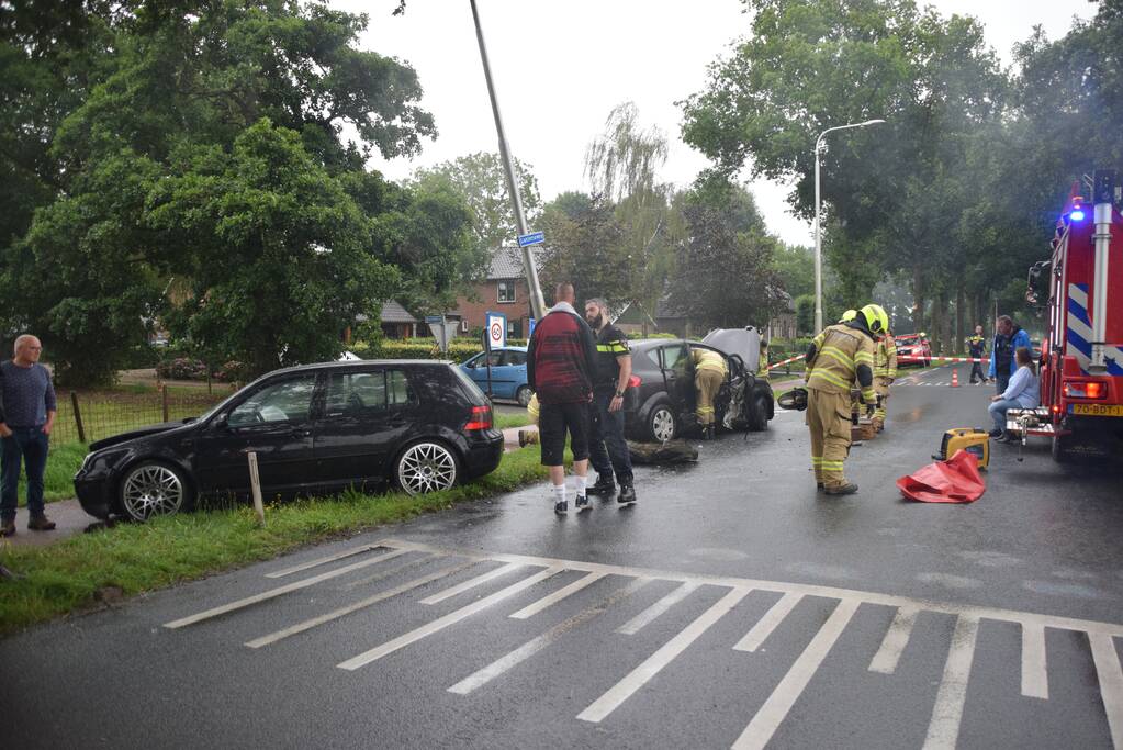 Gewonde bij aanrijding tussen twee auto's