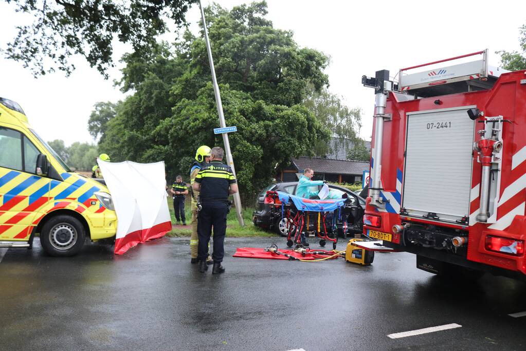 Gewonde bij aanrijding tussen twee auto's