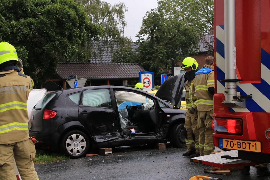 Gewonde bij aanrijding tussen twee auto's