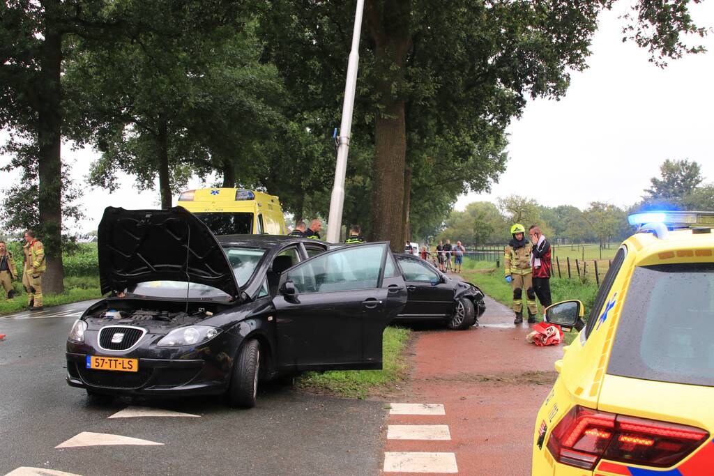 Gewonde bij aanrijding tussen twee auto's