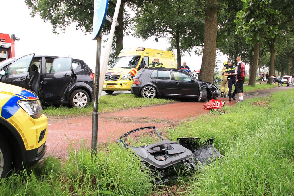 Gewonde bij aanrijding tussen twee auto's