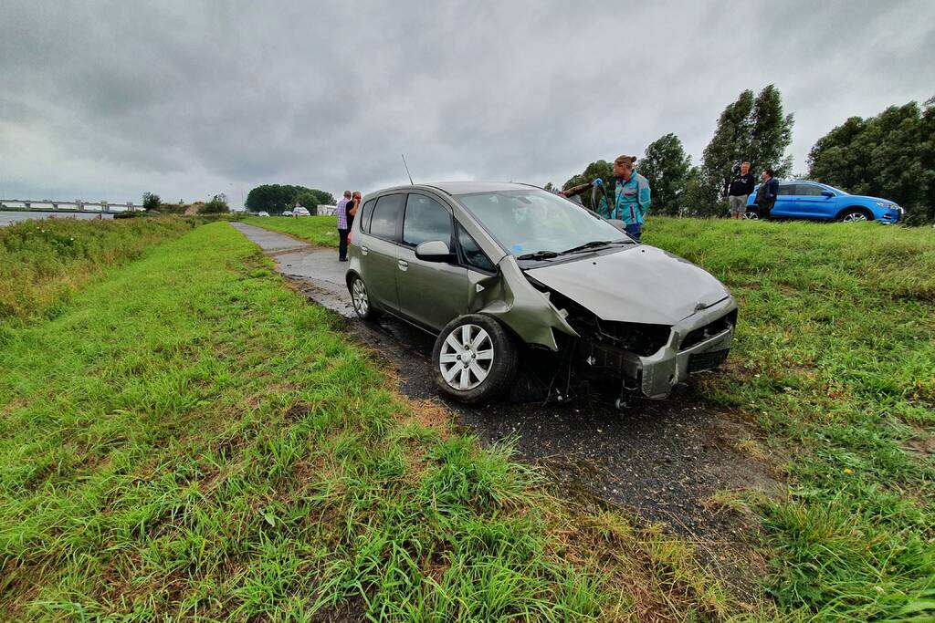 Bestuurster ramt betonnen palen