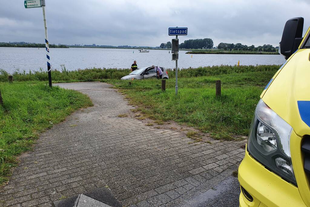 Bestuurster ramt betonnen palen