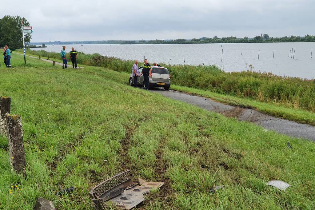 Bestuurster ramt betonnen palen