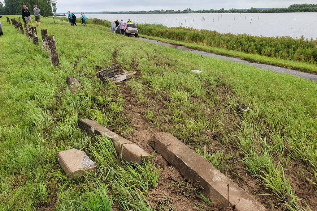 Bestuurster ramt betonnen palen