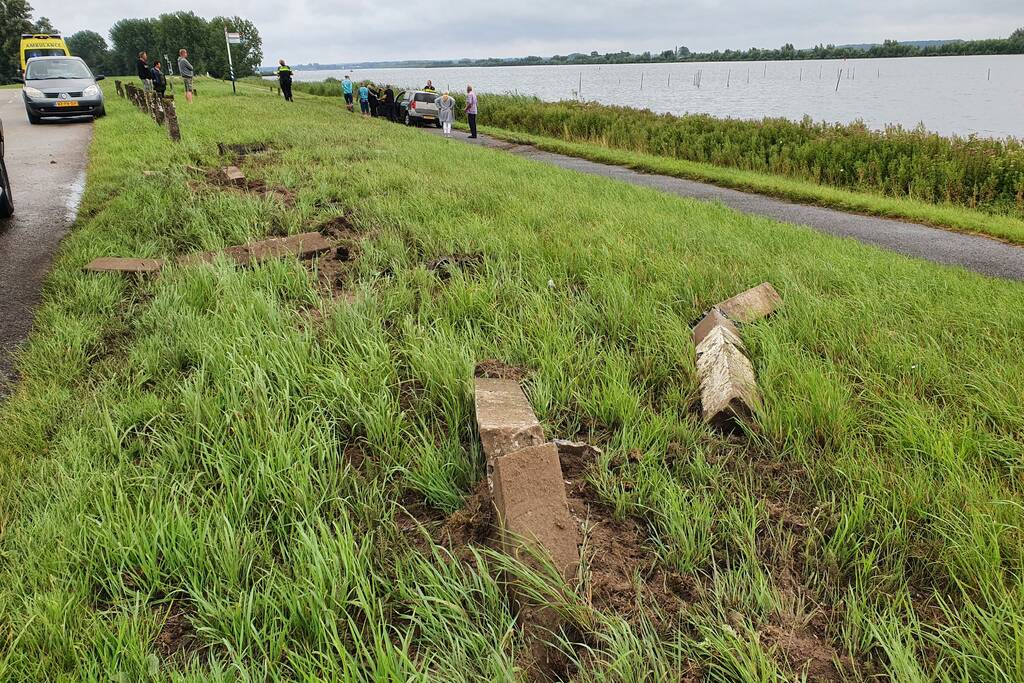 Bestuurster ramt betonnen palen