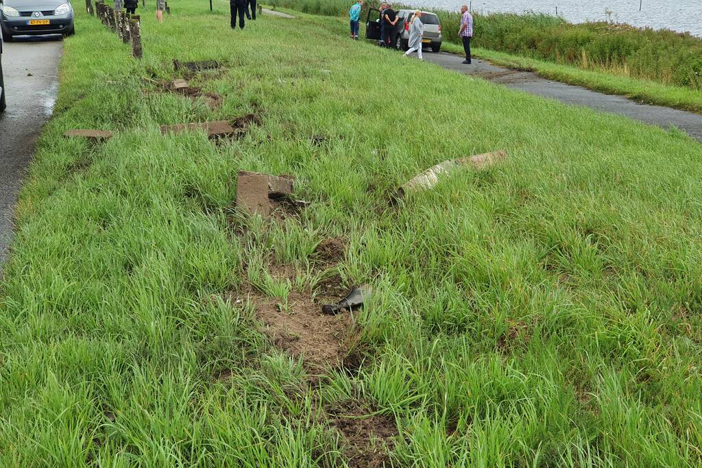 Bestuurster ramt betonnen palen