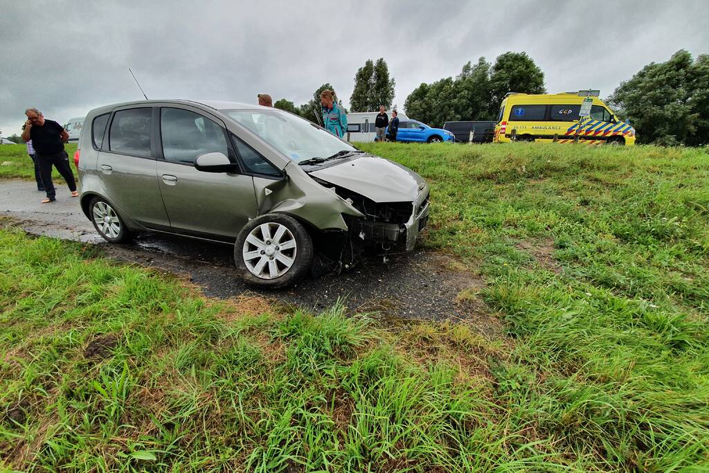 Bestuurster ramt betonnen palen