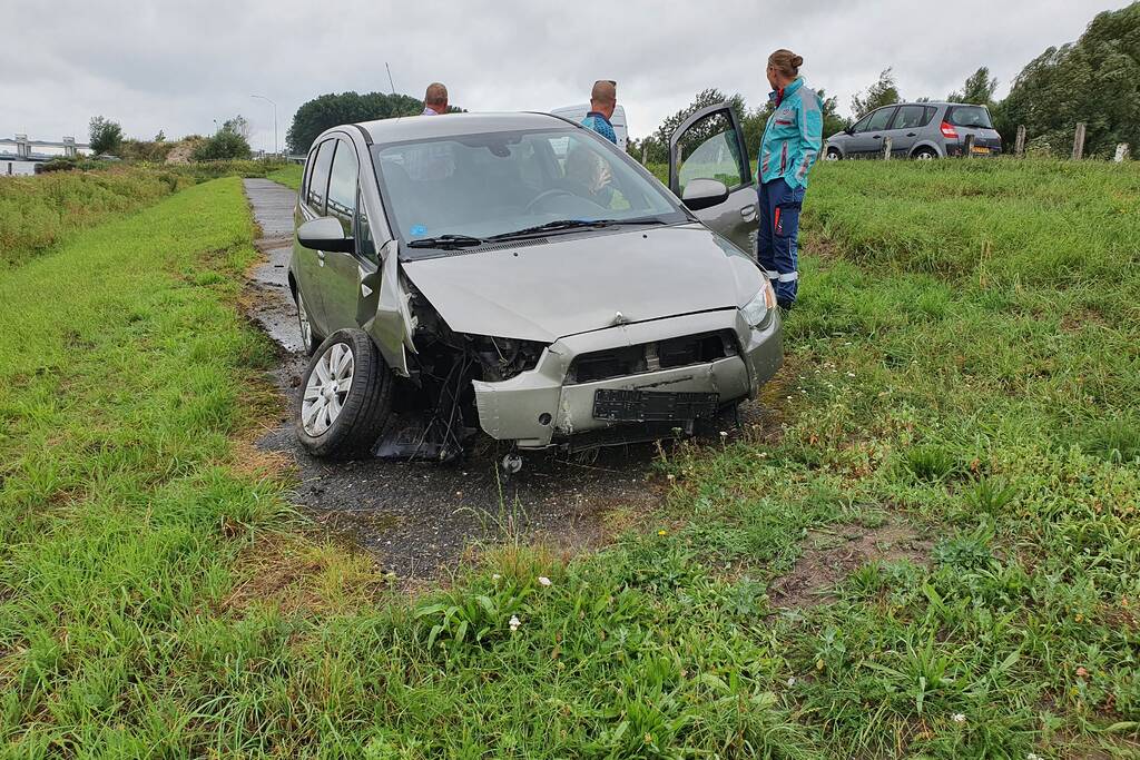 Bestuurster ramt betonnen palen