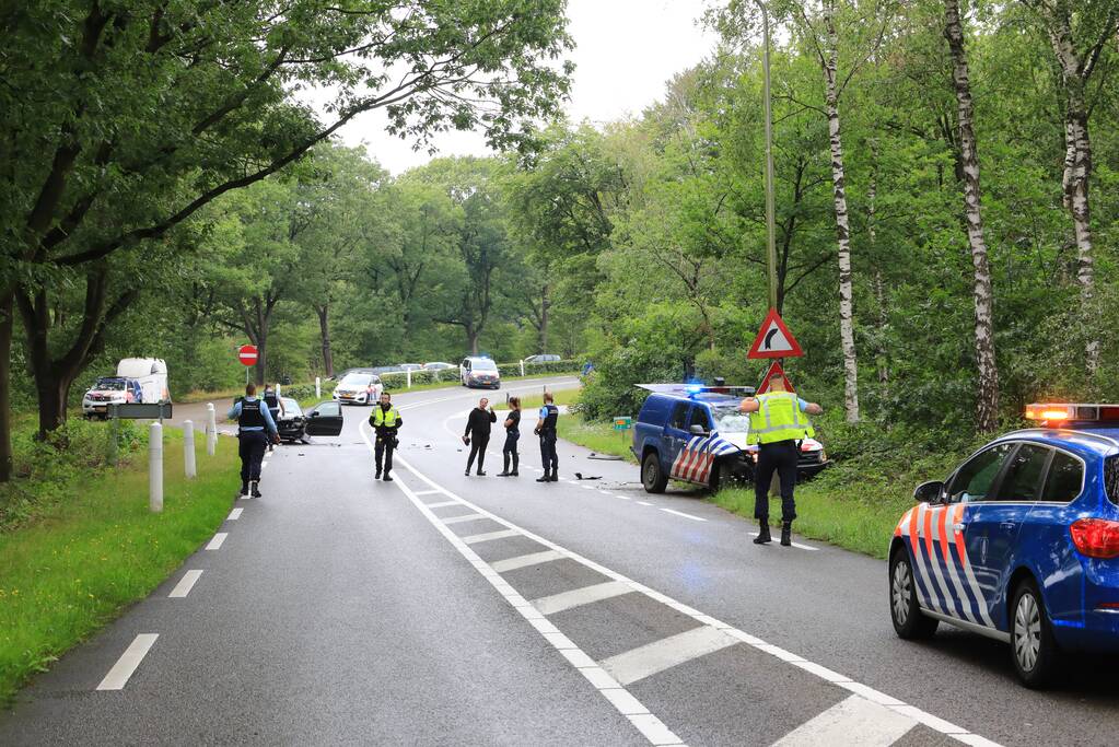 Auto van Koninklijke Marechaussee in botsing met andere auto