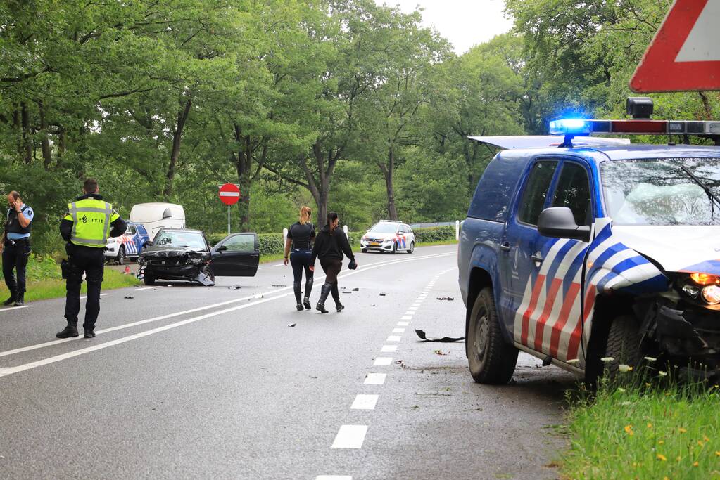 Auto van Koninklijke Marechaussee in botsing met andere auto
