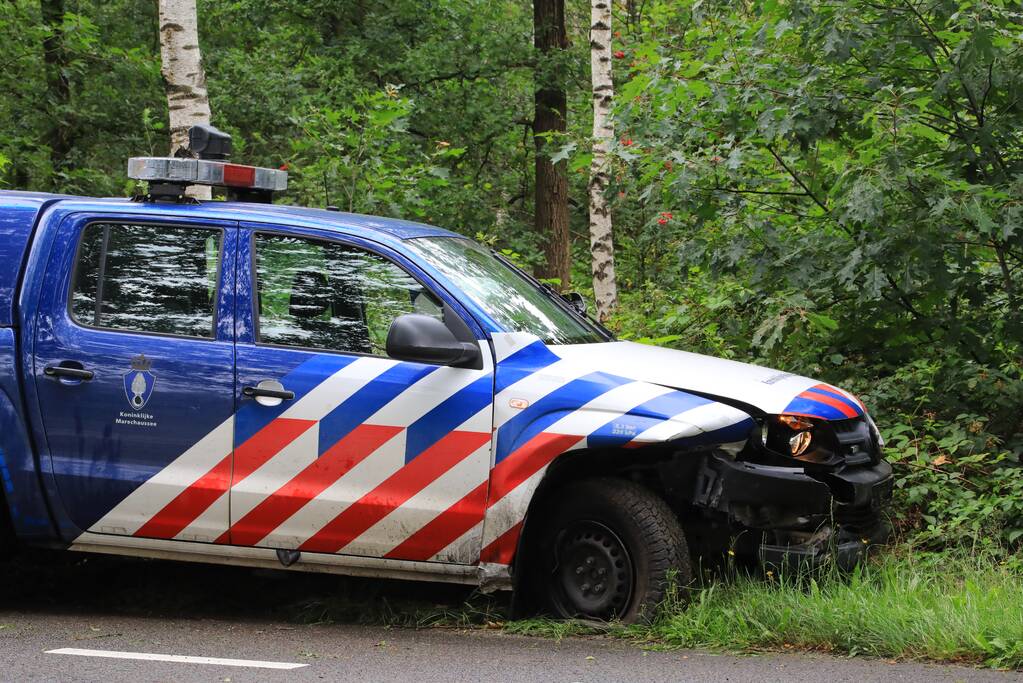 Auto van Koninklijke Marechaussee in botsing met andere auto