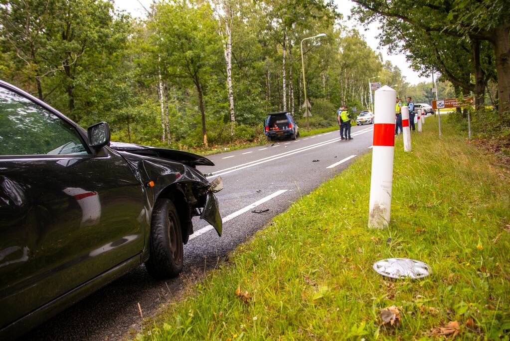 Auto van Koninklijke Marechaussee in botsing met andere auto