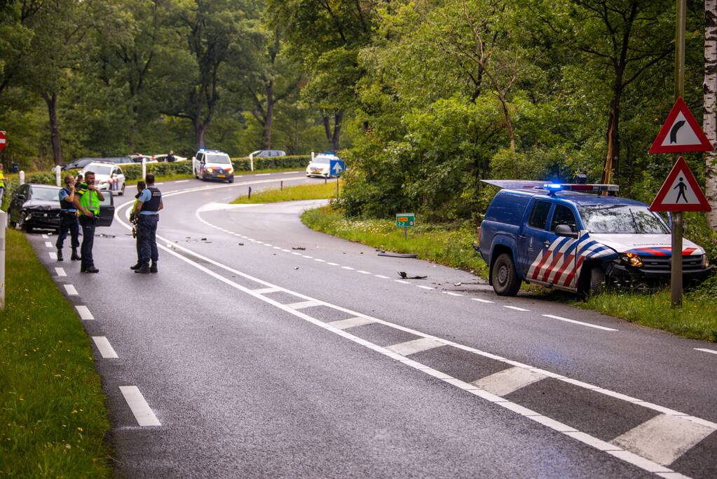 Auto van Koninklijke Marechaussee in botsing met andere auto