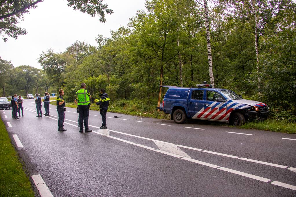 Auto van Koninklijke Marechaussee in botsing met andere auto