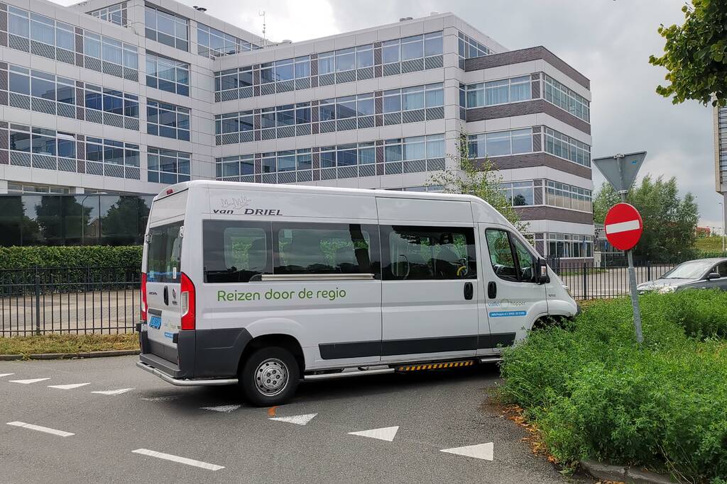 Taxichauffeur laat defecte taxibus achter op gevaarlijk punt