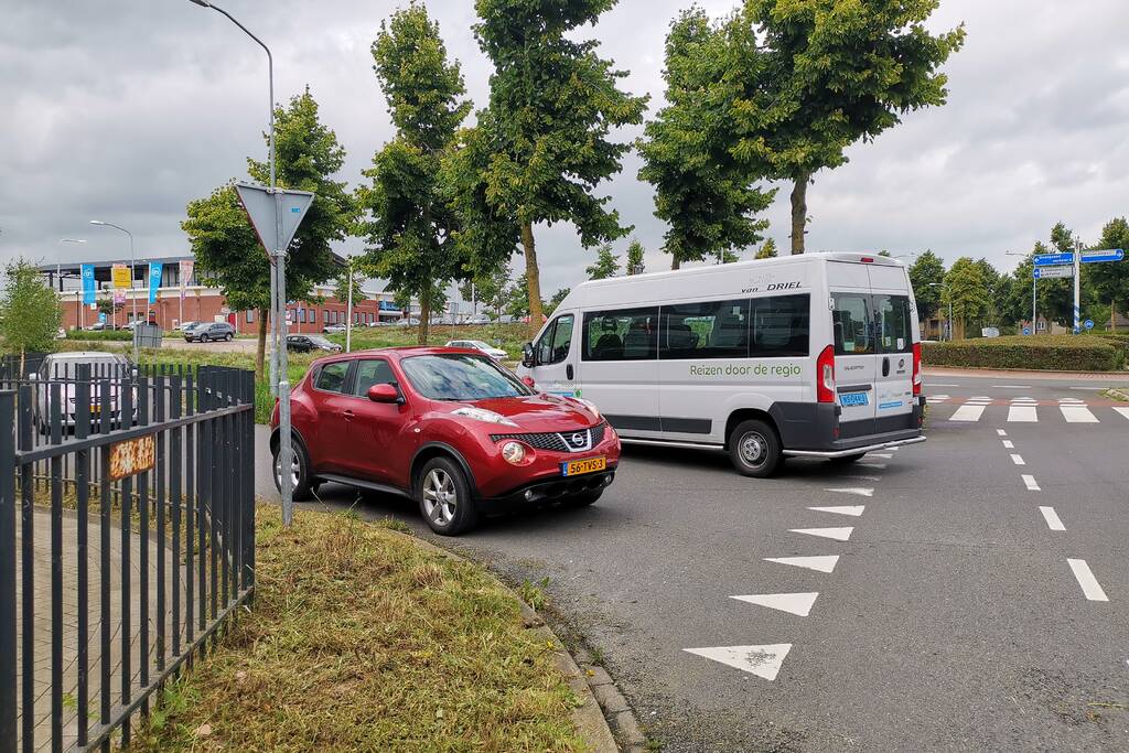 Taxichauffeur laat defecte taxibus achter op gevaarlijk punt