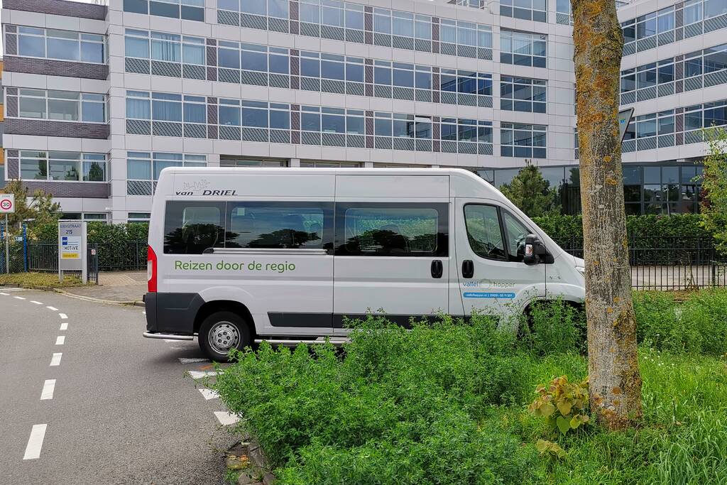 Taxichauffeur laat defecte taxibus achter op gevaarlijk punt