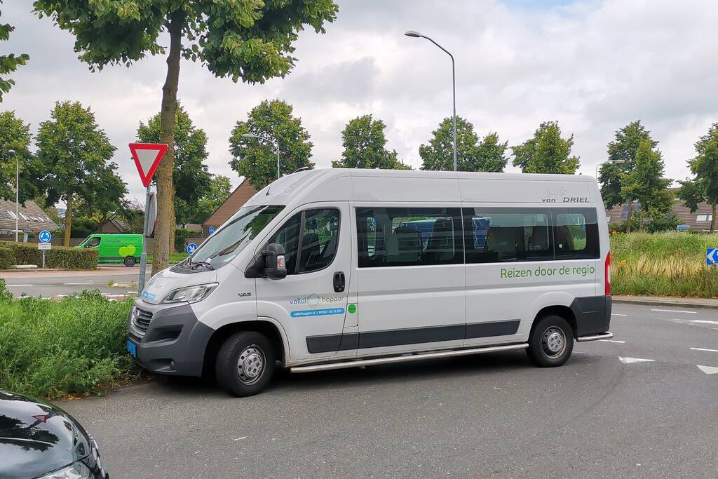 Taxichauffeur laat defecte taxibus achter op gevaarlijk punt