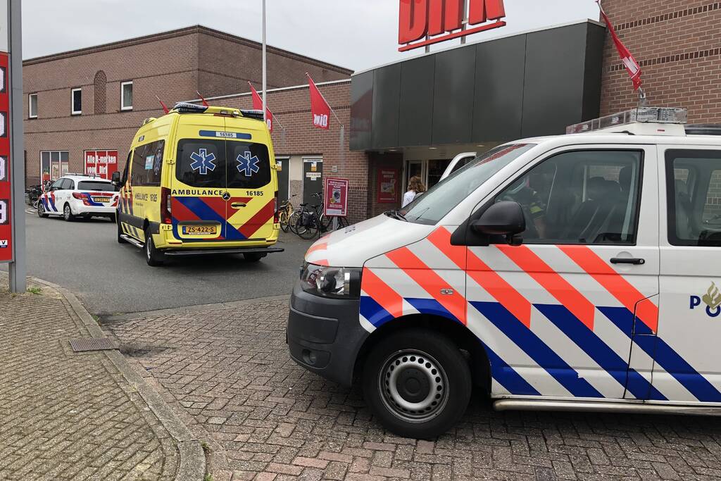 Jongetje aangereden voor supermarkt Dirk