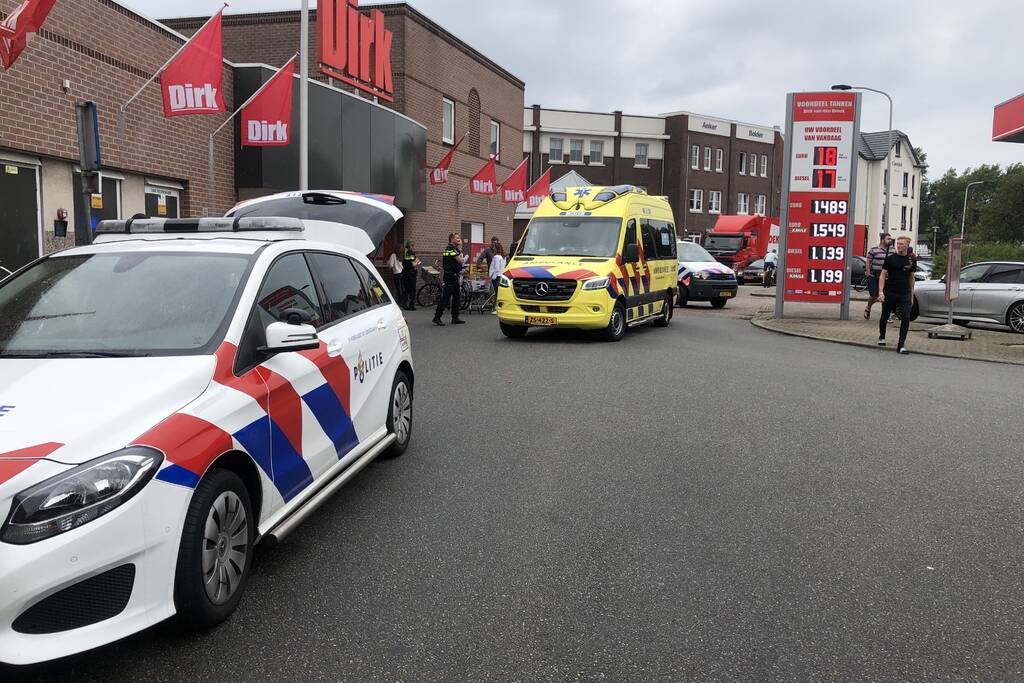 Jongetje aangereden voor supermarkt Dirk