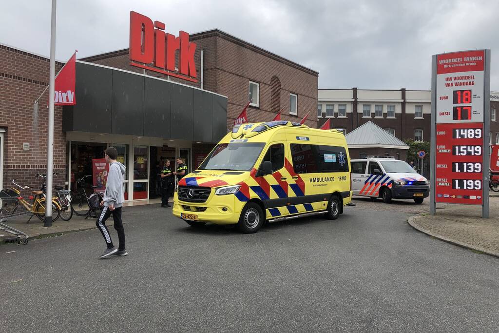 Jongetje aangereden voor supermarkt Dirk