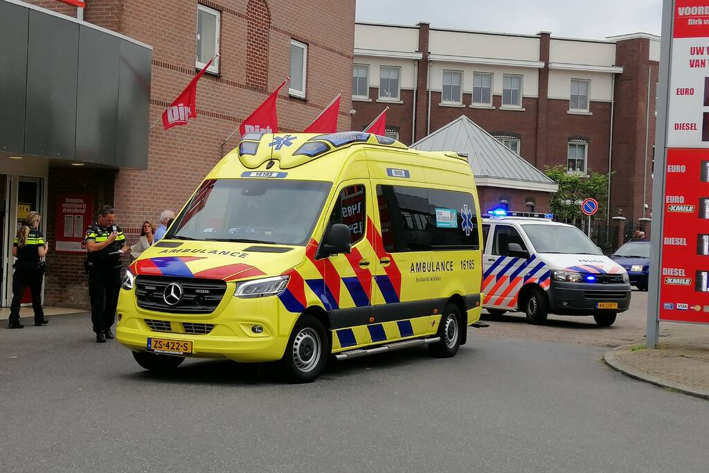 Jongetje aangereden voor supermarkt Dirk