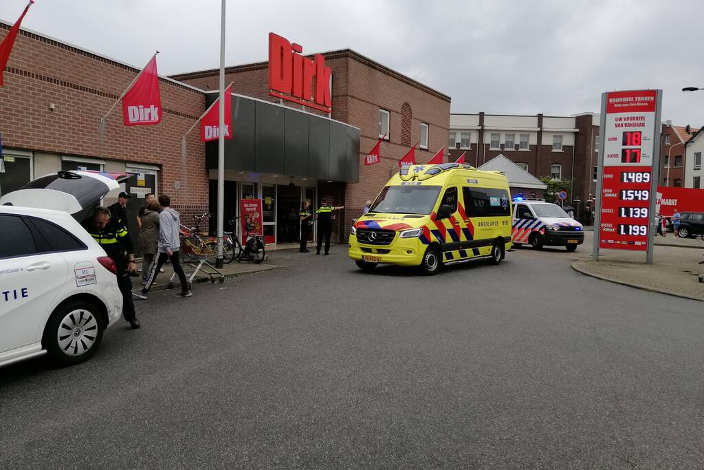 Jongetje aangereden voor supermarkt Dirk