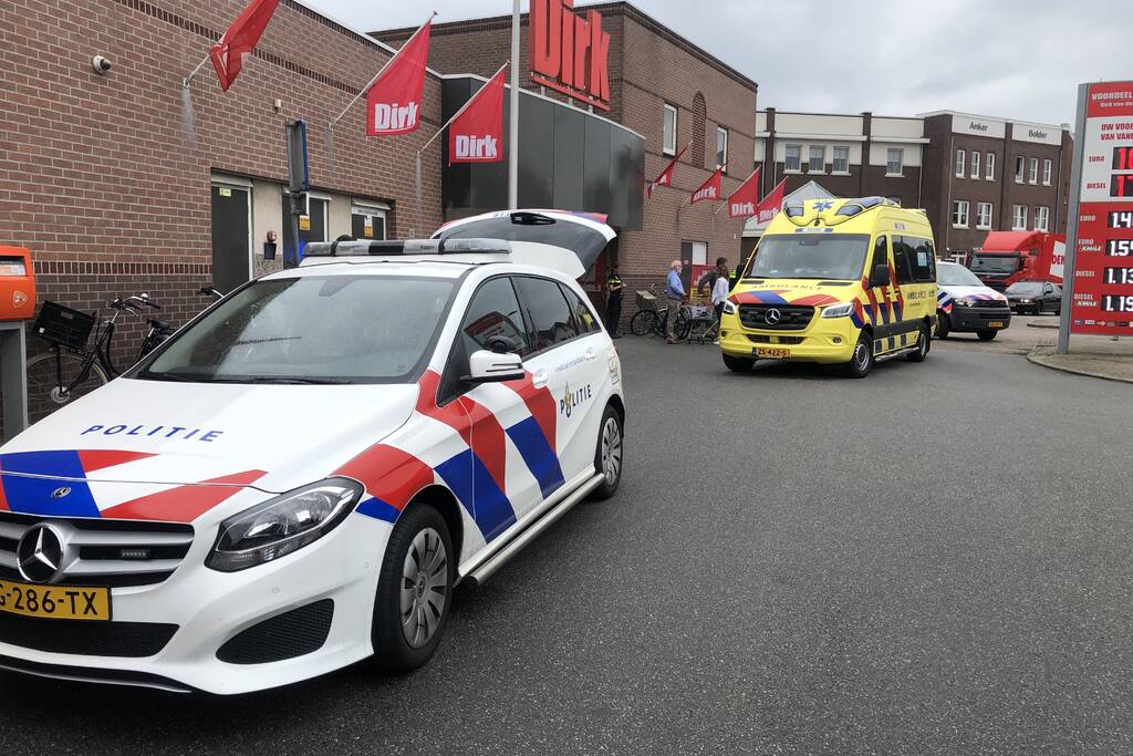 Jongetje aangereden voor supermarkt Dirk