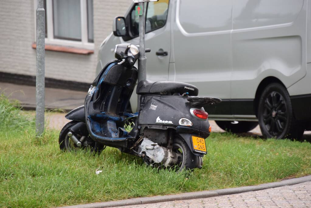 Aanrijding tussen scooter en personenauto