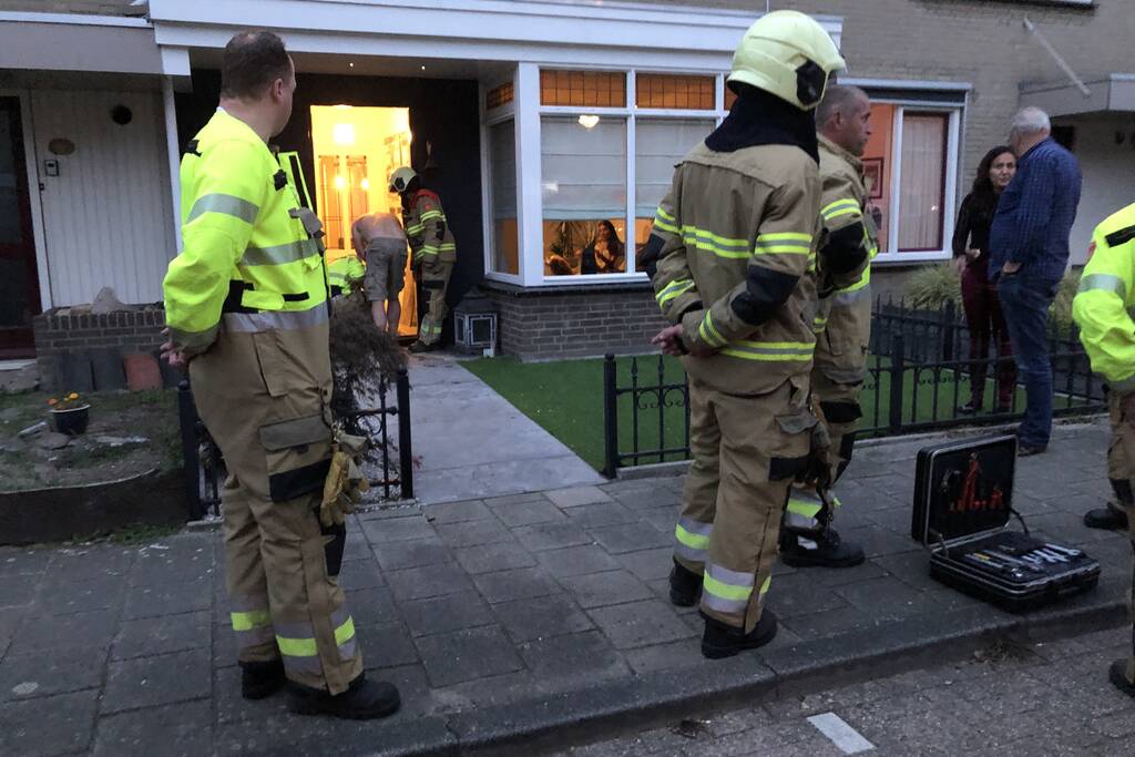 Kruipruimte vol met water door gebroken leiding