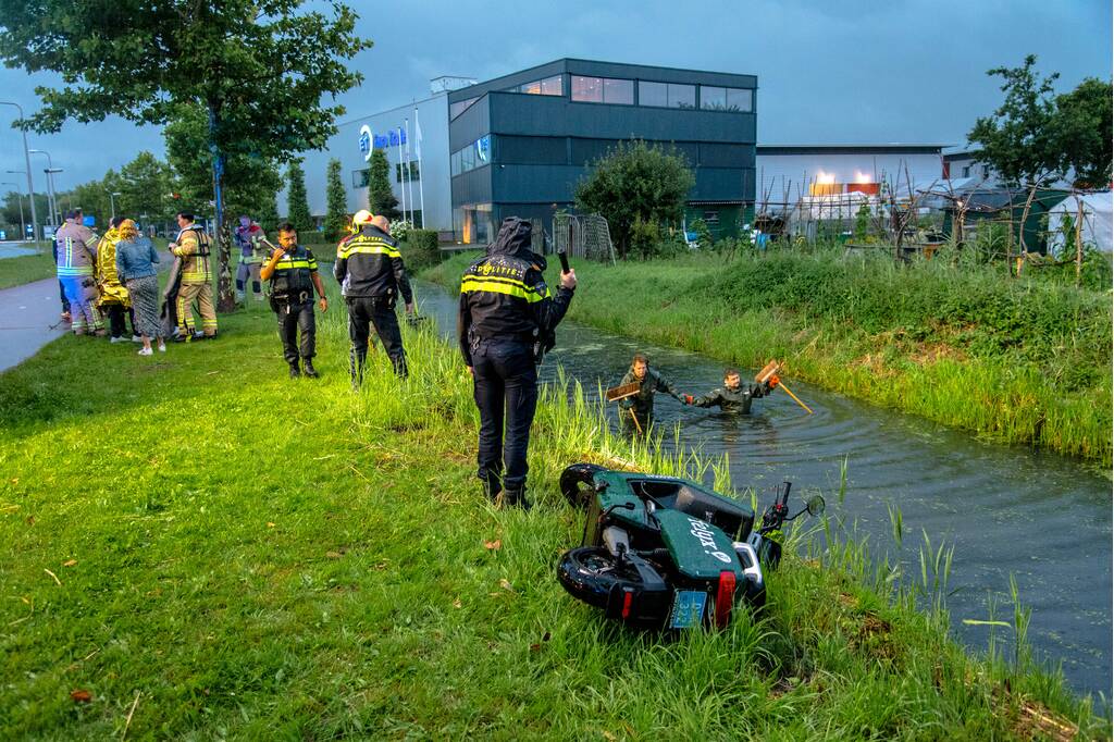 Zoekactie in sloot na aantreffen scooter
