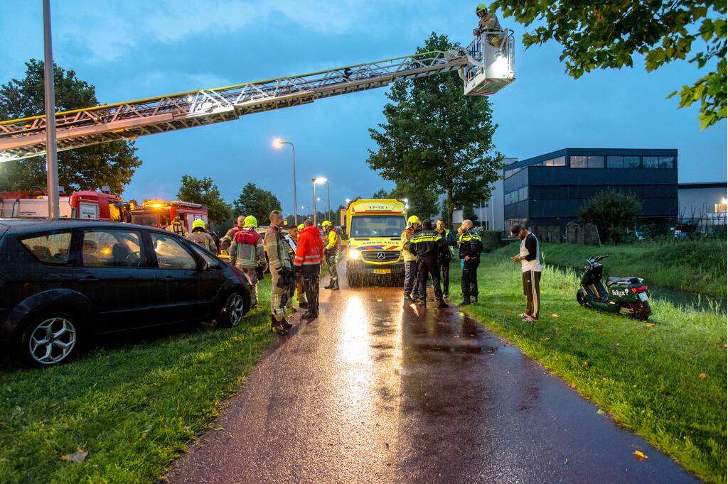 Zoekactie in sloot na aantreffen scooter