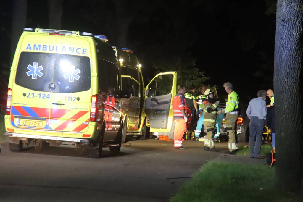 Gewonde bij aanrijding auto met boom