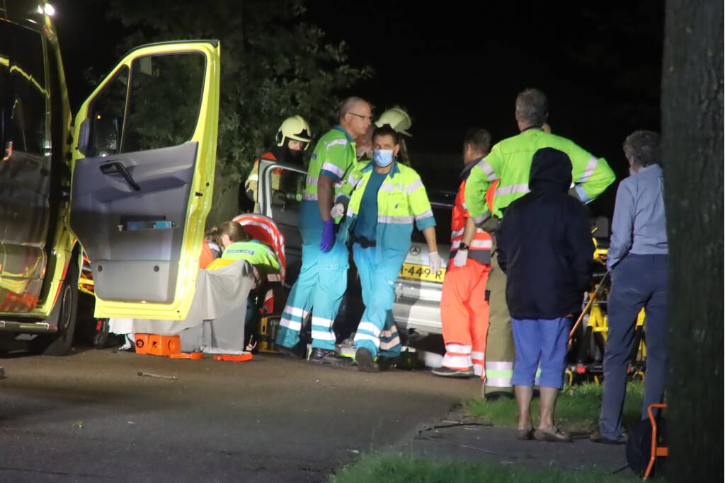 Gewonde bij aanrijding auto met boom