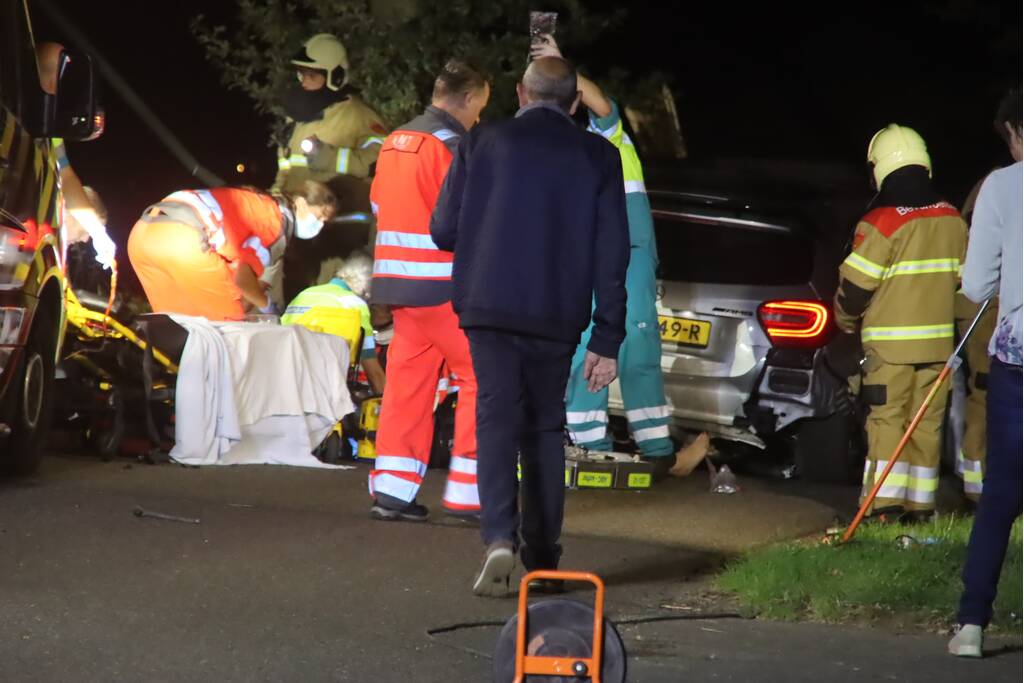 Gewonde bij aanrijding auto met boom