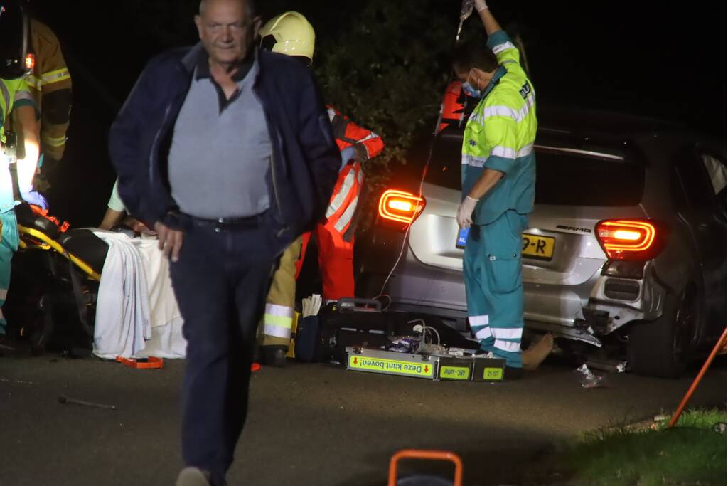 Gewonde bij aanrijding auto met boom