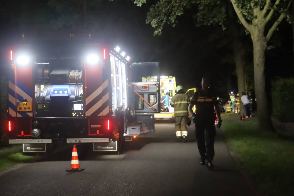 Gewonde bij aanrijding auto met boom