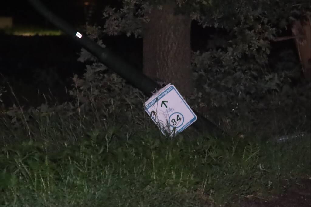 Gewonde bij aanrijding auto met boom