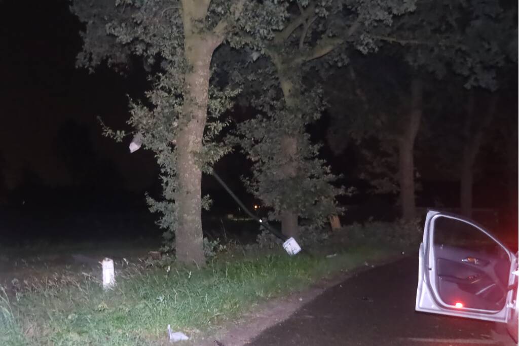 Gewonde bij aanrijding auto met boom