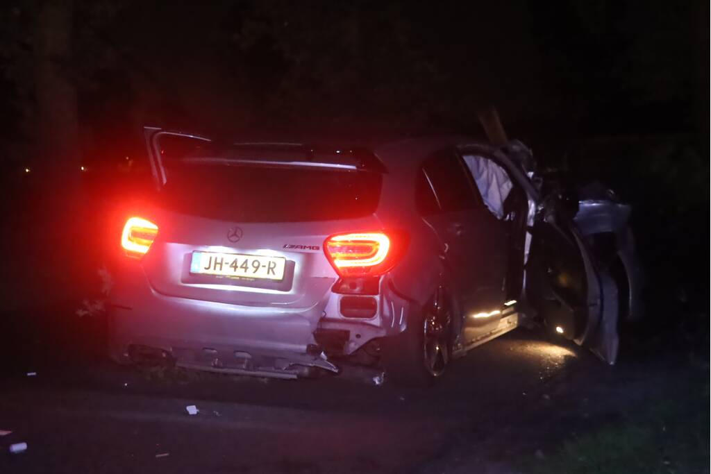 Gewonde bij aanrijding auto met boom